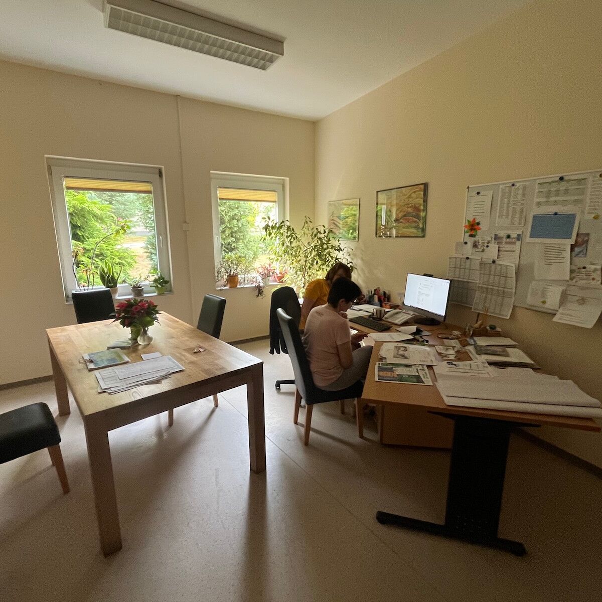 Büroansicht mit zwei Schreibtischen