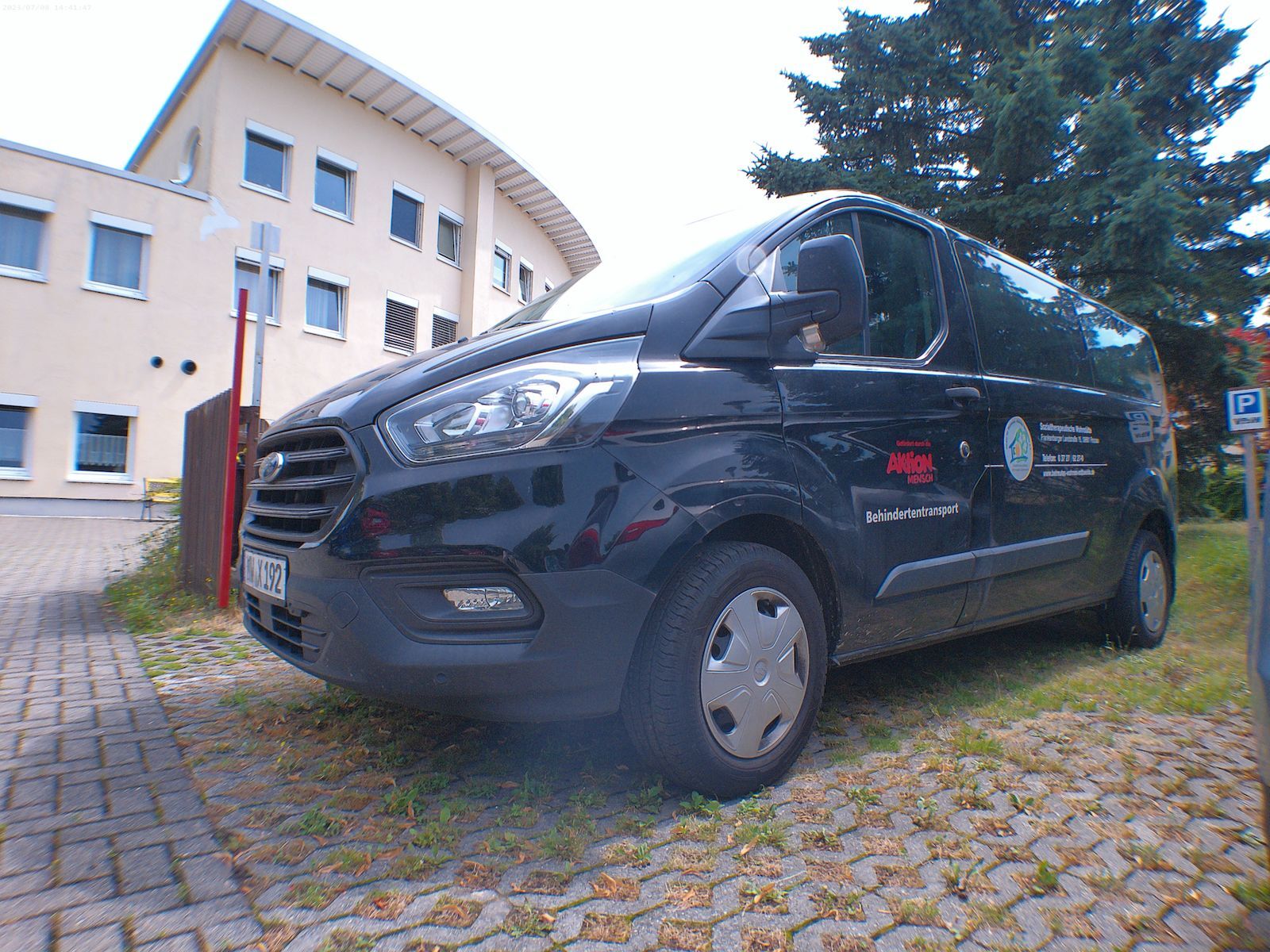 im Vordergrund unser behindertengerechter Bus vor der Wohnstätte