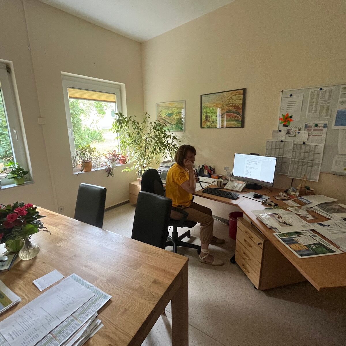 In dem Büro wird gerade ein Telefonat geführt.