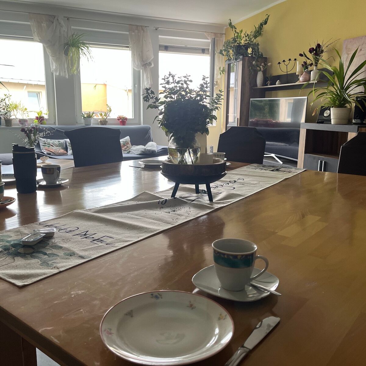 Ein Tisch wo Geschirr, Besteck drauf liegen