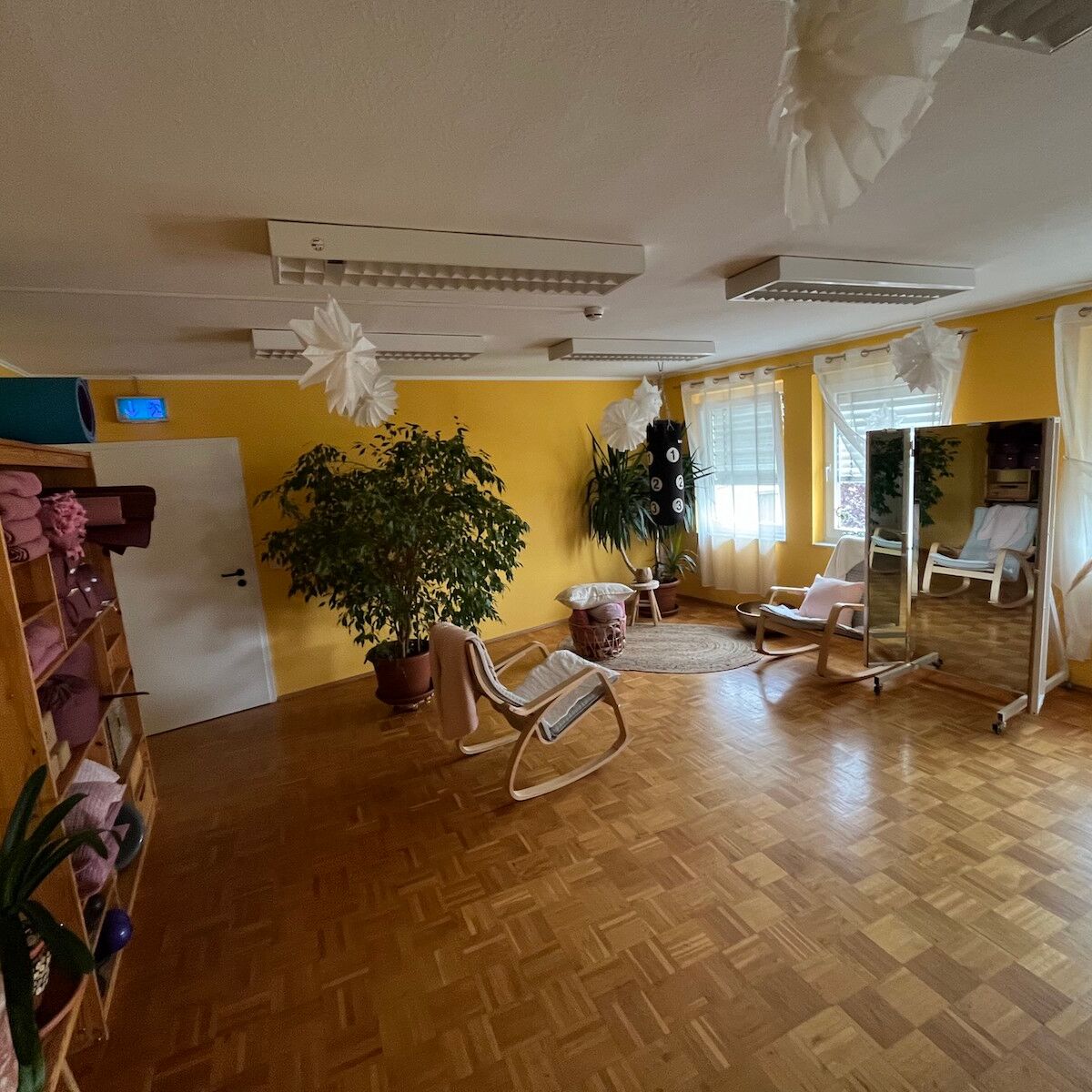 Der Schranke und die Sitzecke sind zu sehen. Im Schrank sind Jogamatten, Handtücher, viele Schubfächer.